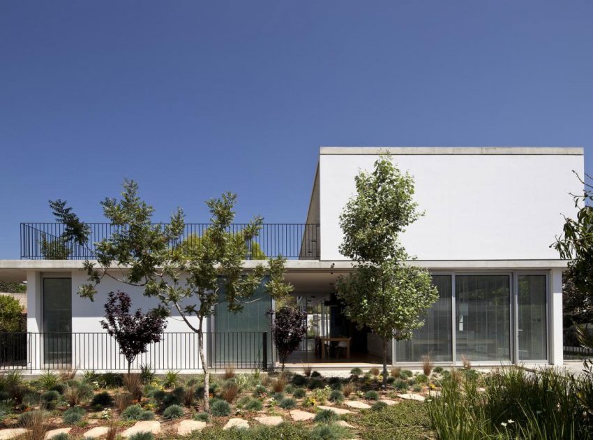 A Spacious and Comfortable Contemporary House with Pool in Tel Aviv, Israel by Weinstein Vaadia Architects (2)