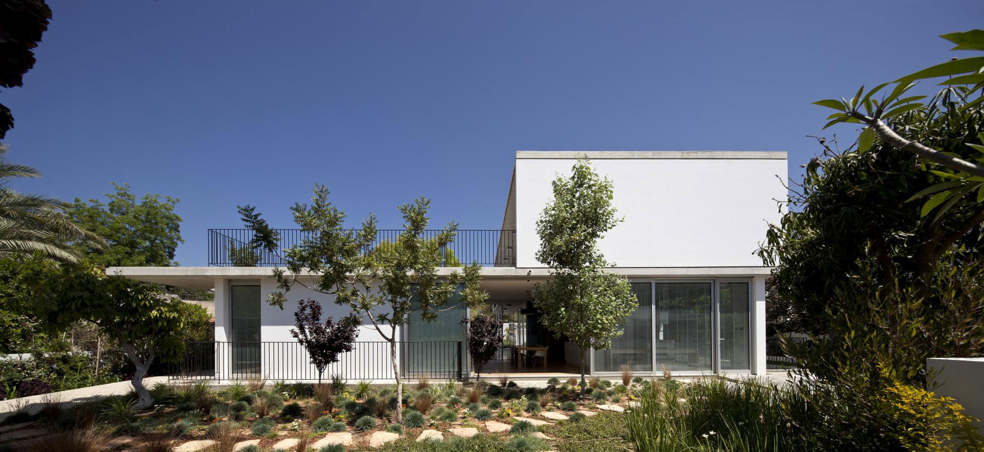 A Spacious and Comfortable Contemporary House with Pool in Tel Aviv, Israel by Weinstein Vaadia Architects (2)
