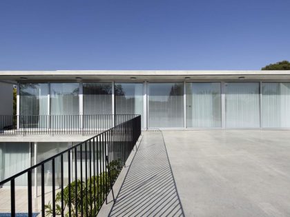 A Spacious and Comfortable Contemporary House with Pool in Tel Aviv, Israel by Weinstein Vaadia Architects (3)