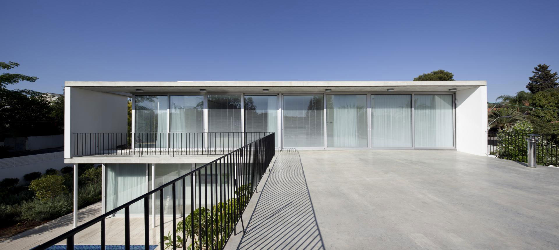 A Spacious and Comfortable Contemporary House with Pool in Tel Aviv, Israel by Weinstein Vaadia Architects (3)