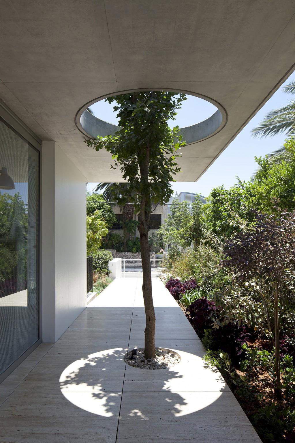 A Spacious and Comfortable Contemporary House with Pool in Tel Aviv, Israel by Weinstein Vaadia Architects (4)