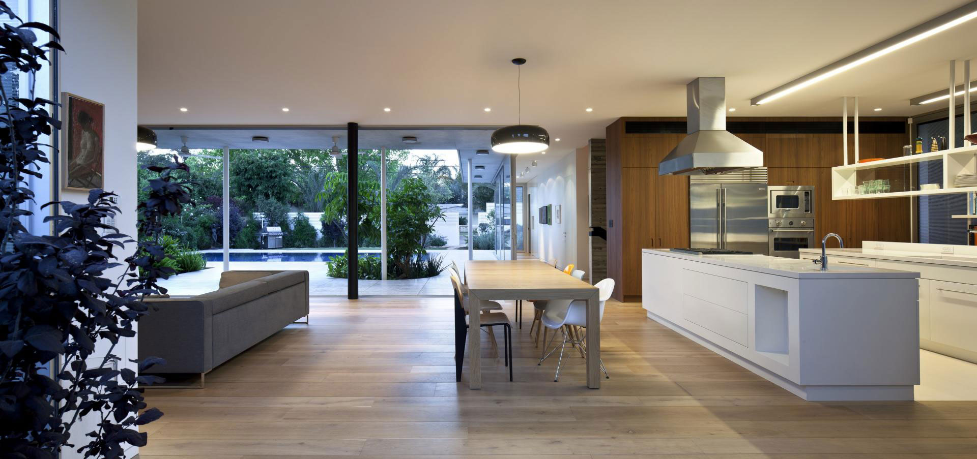 A Spacious and Comfortable Contemporary House with Pool in Tel Aviv, Israel by Weinstein Vaadia Architects (6)