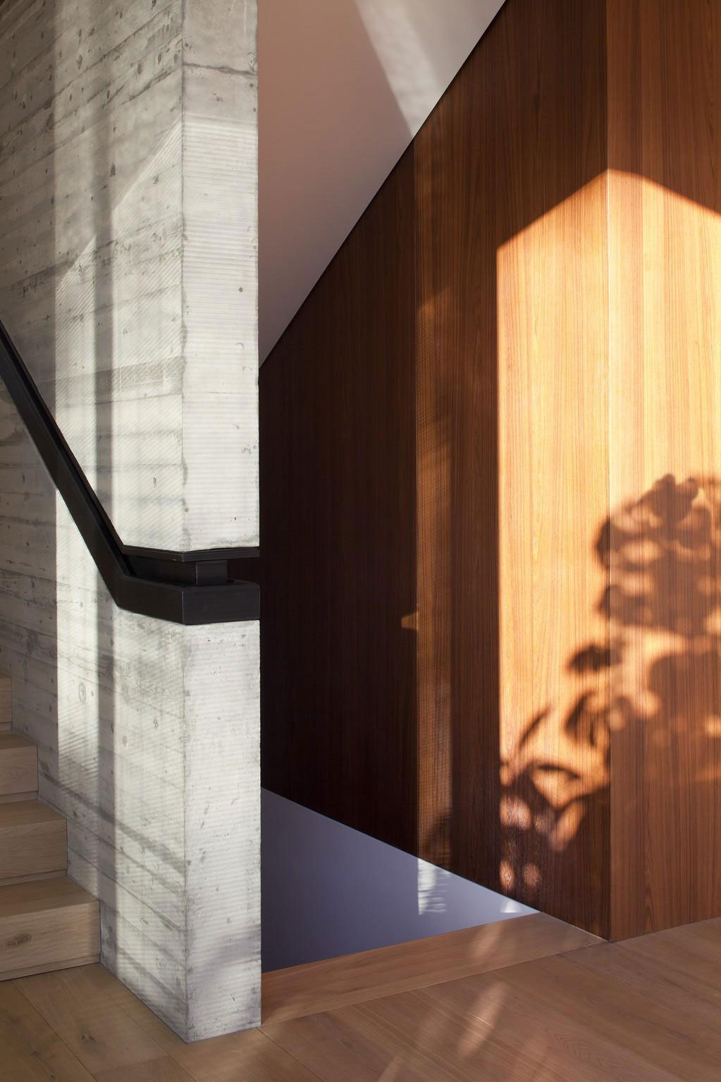 A Spacious and Comfortable Contemporary House with Pool in Tel Aviv, Israel by Weinstein Vaadia Architects (9)