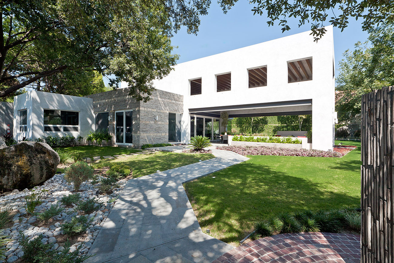 A Spacious and Luminous Modern Home Surrounded by Stunning Gardens in San Pedro Garza Garcia by Arq. Bernardo Hinojosa (1)
