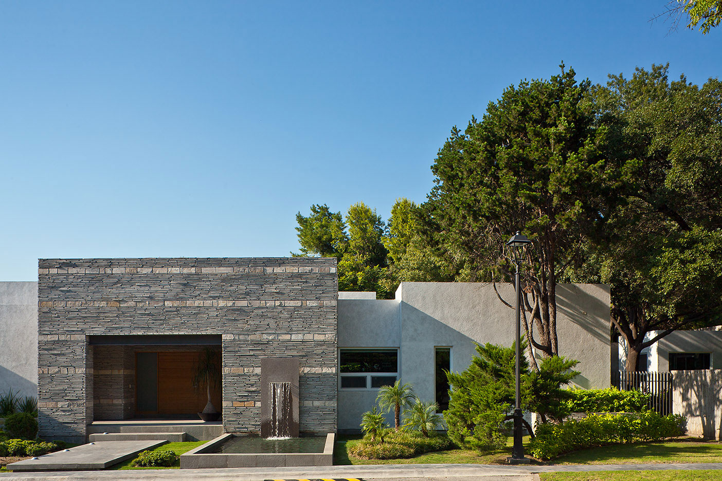 A Spacious and Luminous Modern Home Surrounded by Stunning Gardens in San Pedro Garza Garcia by Arq. Bernardo Hinojosa (6)