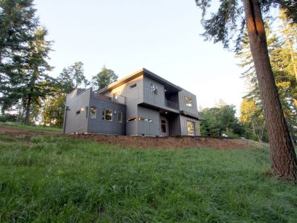 A Spacious and Mid-Century Modern House with Luxurious Interior in Eugene by Jordan Iverson Signature Homes (1)