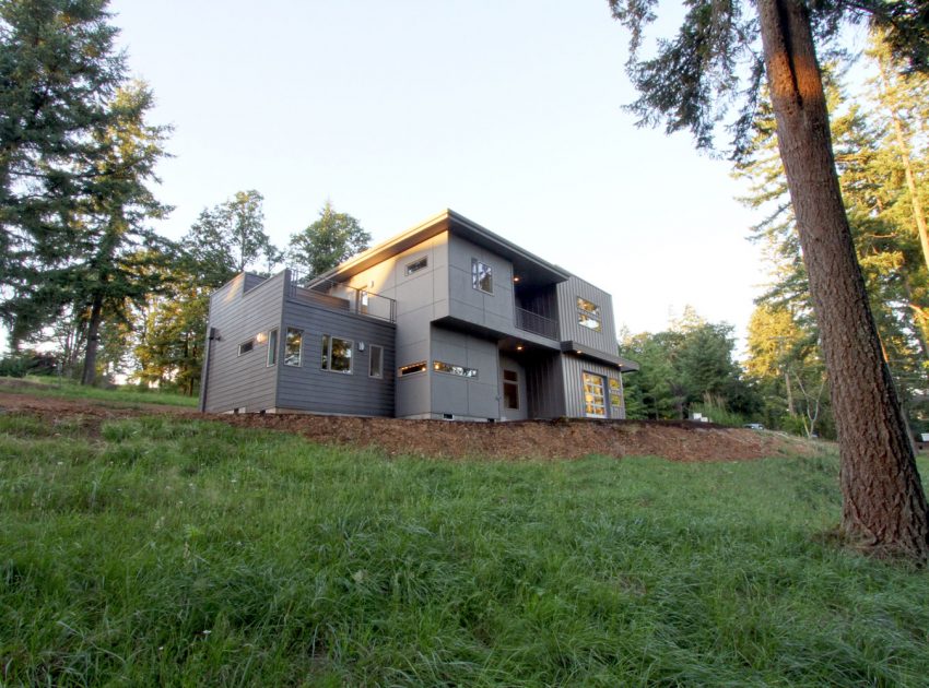 A Spacious and Mid-Century Modern House with Luxurious Interior in Eugene by Jordan Iverson Signature Homes (1)