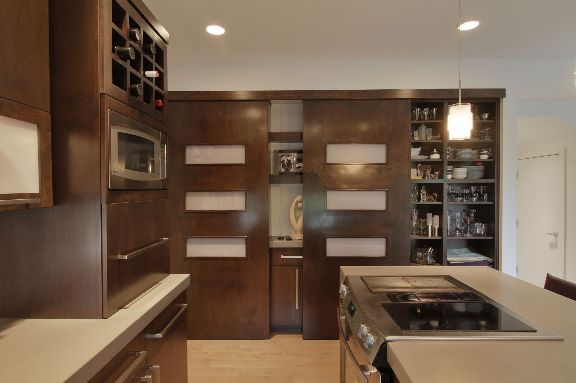 A Spacious and Mid-Century Modern House with Luxurious Interior in Eugene by Jordan Iverson Signature Homes (29)