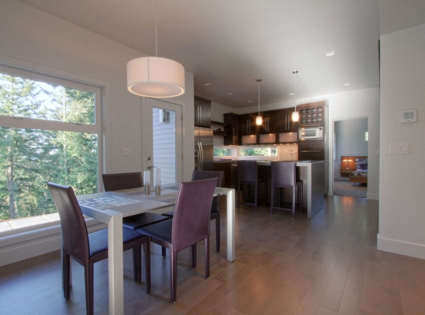 A Spacious and Mid-Century Modern House with Luxurious Interior in Eugene by Jordan Iverson Signature Homes (30)