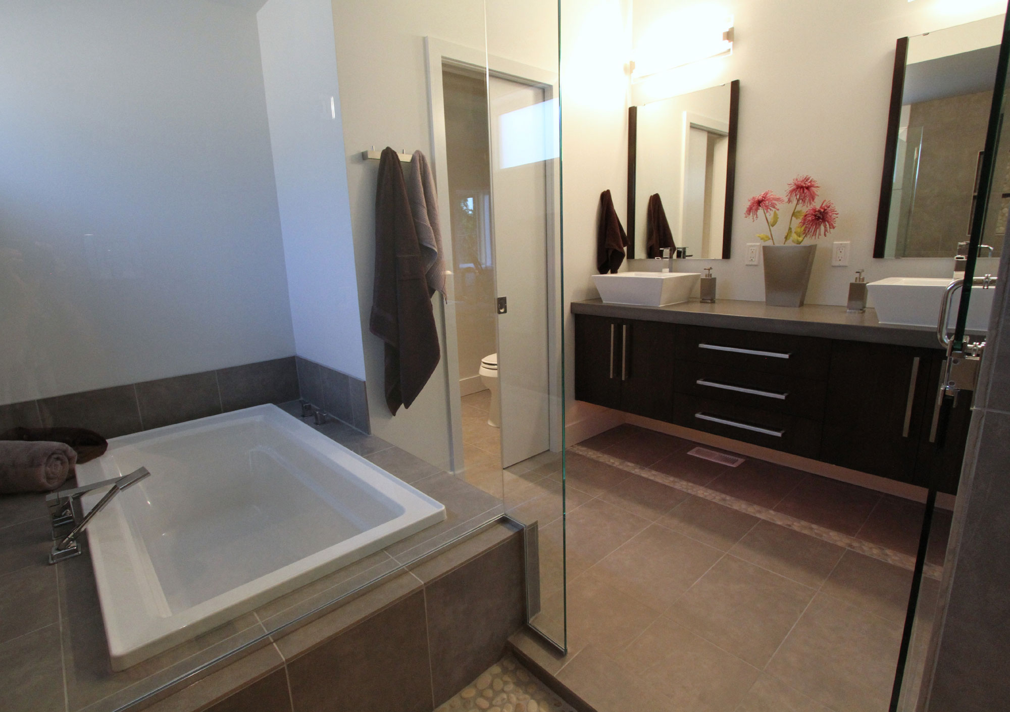A Spacious and Mid-Century Modern House with Luxurious Interior in Eugene by Jordan Iverson Signature Homes (39)