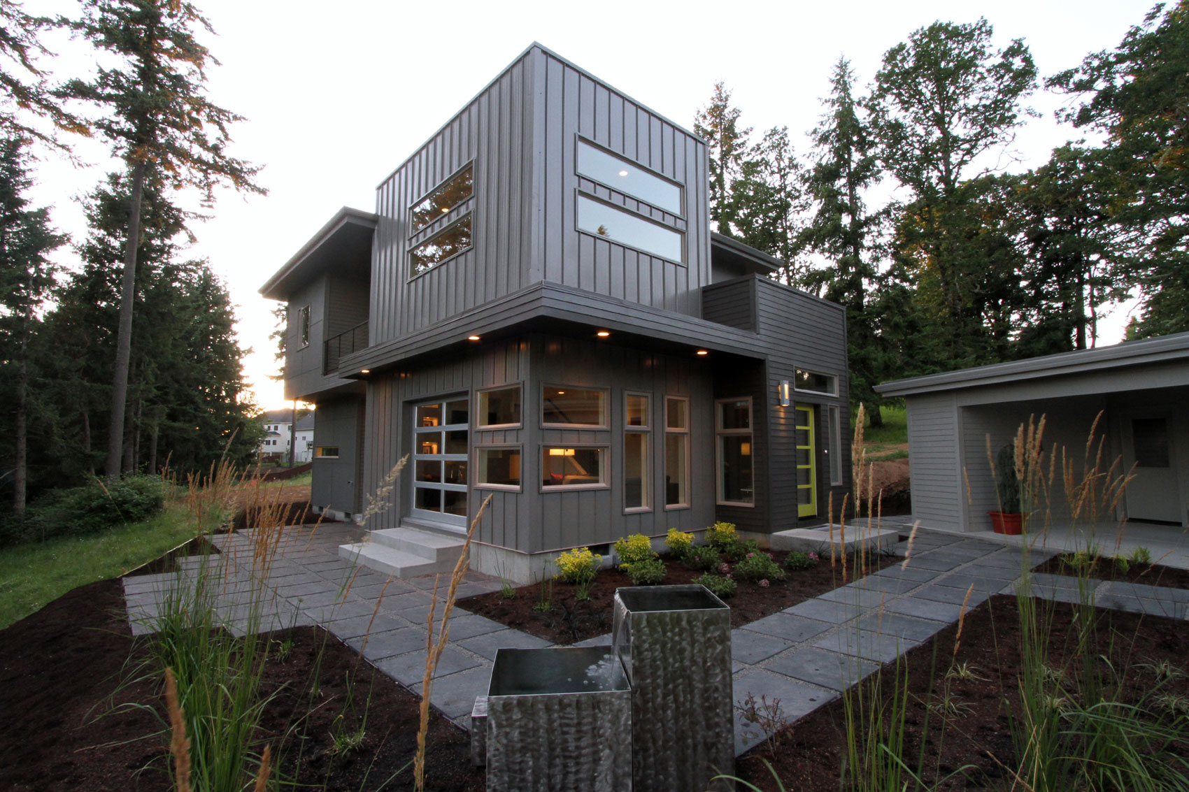 A Spacious and Mid-Century Modern House with Luxurious Interior in Eugene by Jordan Iverson Signature Homes (4)