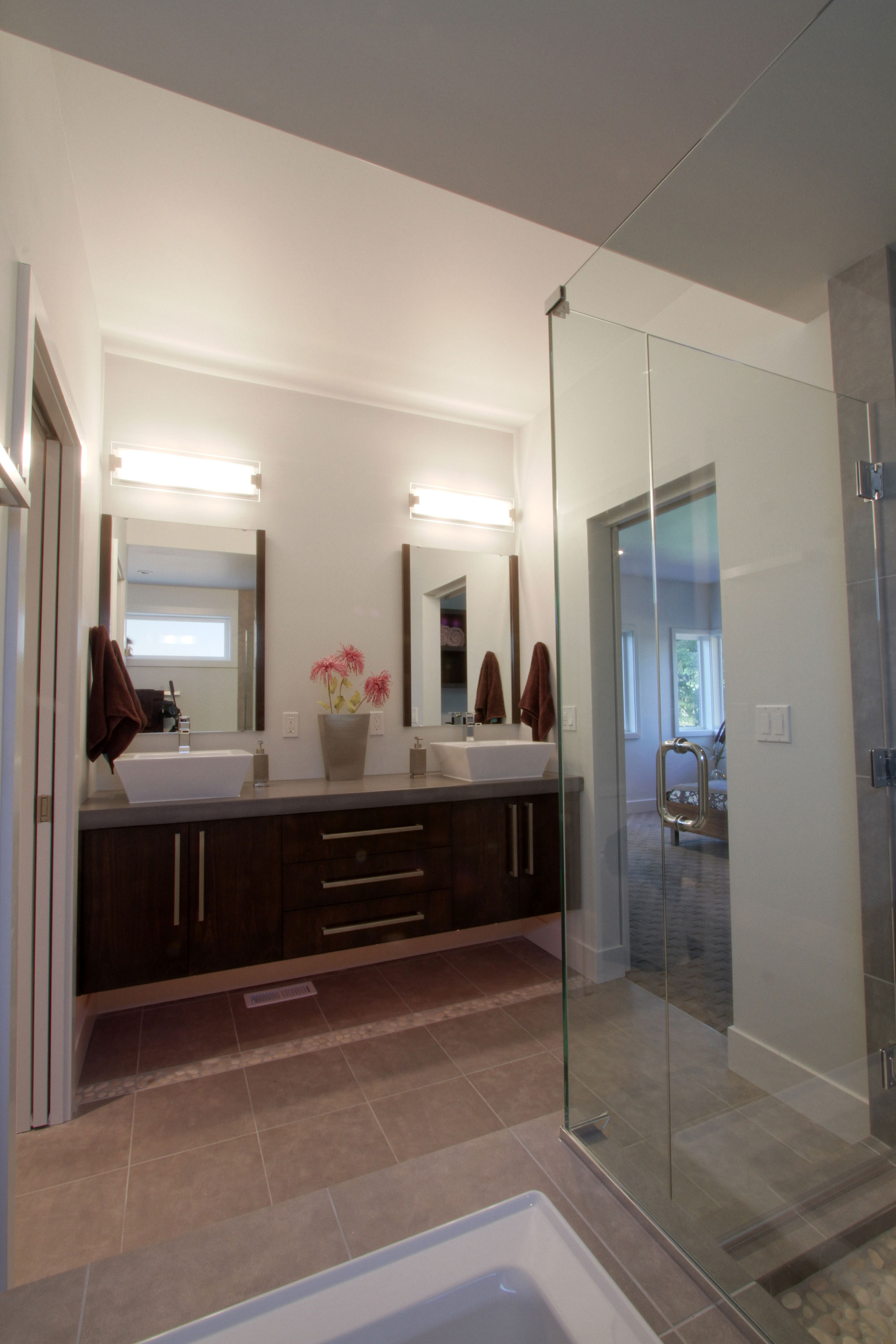 A Spacious and Mid-Century Modern House with Luxurious Interior in Eugene by Jordan Iverson Signature Homes (40)