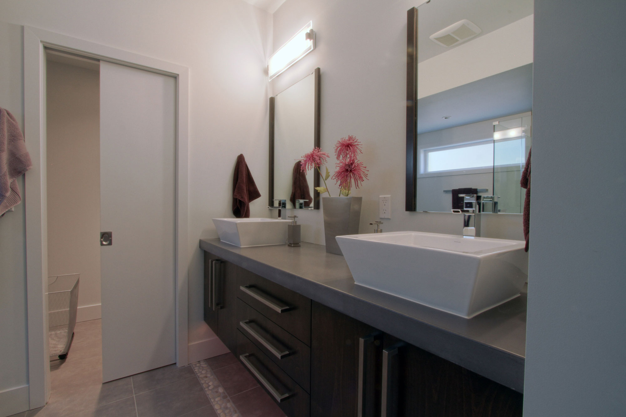A Spacious and Mid-Century Modern House with Luxurious Interior in Eugene by Jordan Iverson Signature Homes (42)