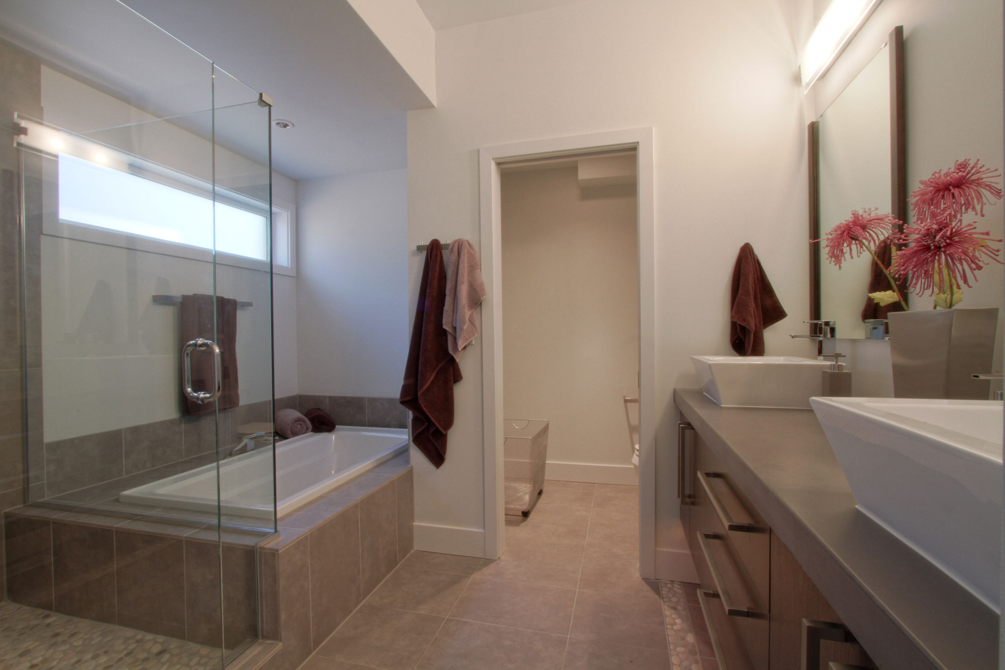 A Spacious and Mid-Century Modern House with Luxurious Interior in Eugene by Jordan Iverson Signature Homes (43)