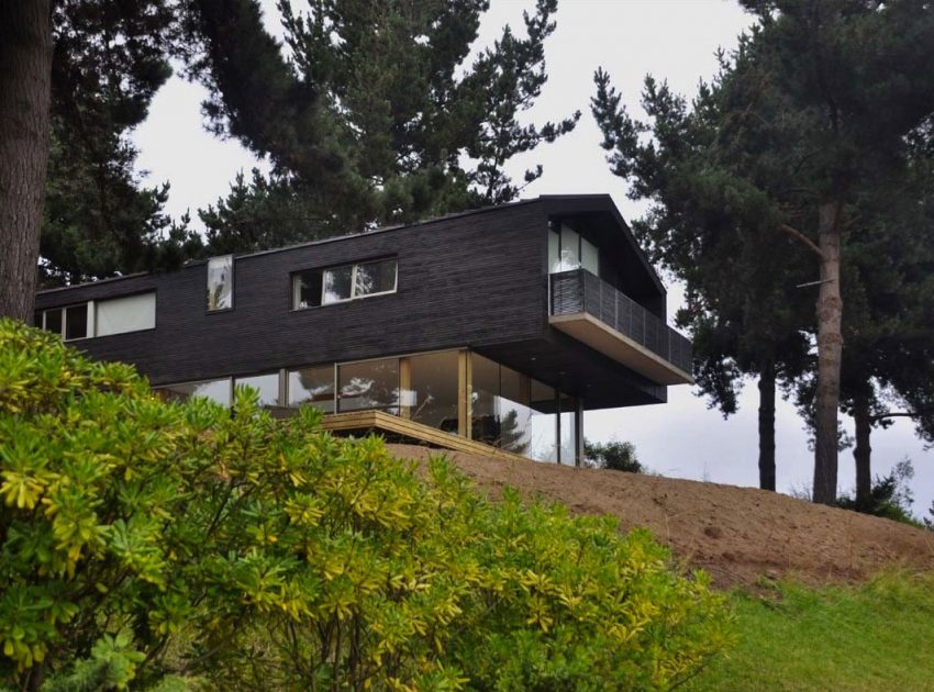 A Spacious and Warm Modern Home Embraced by a Forest of Pines in Zapallar by Raimundo Anguita (1)