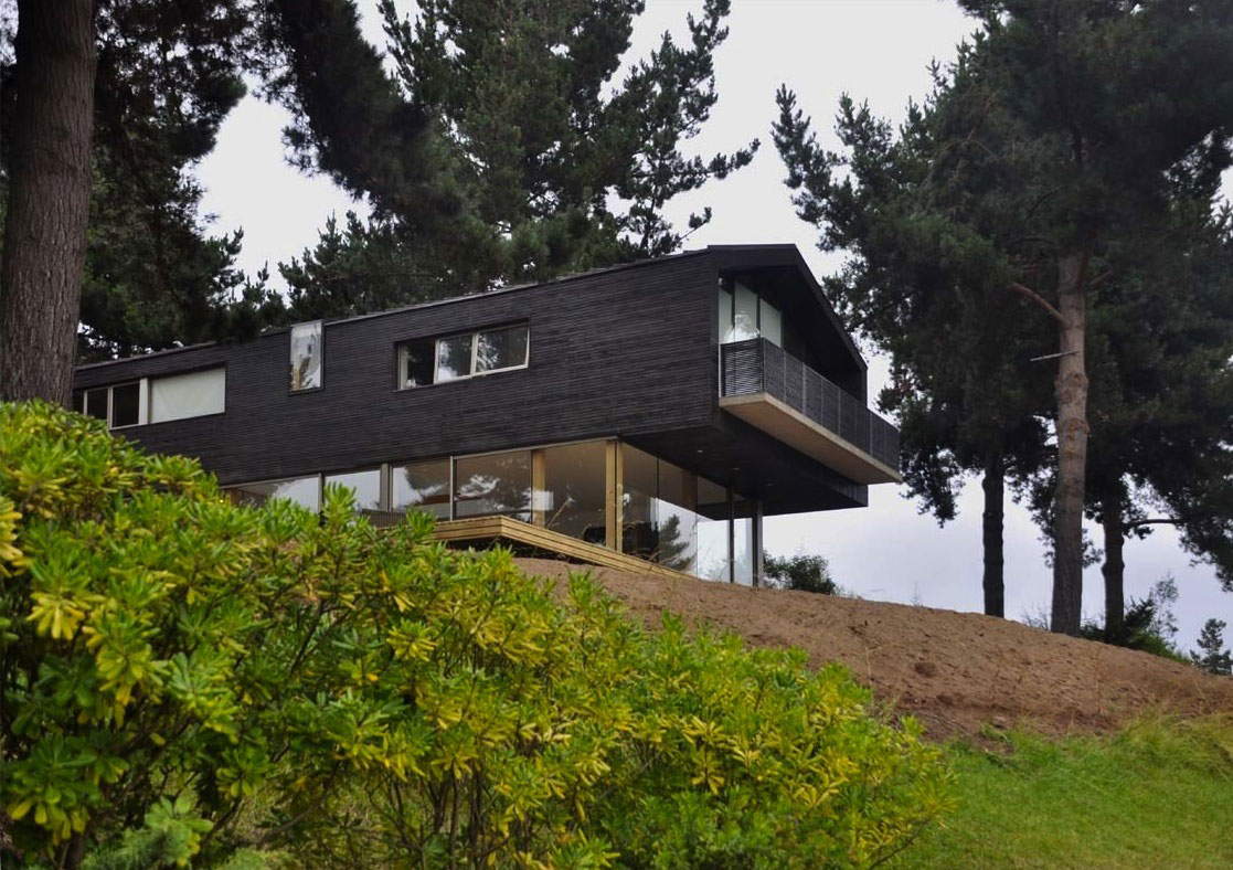 A Spacious and Warm Modern Home Embraced by a Forest of Pines in Zapallar by Raimundo Anguita (1)