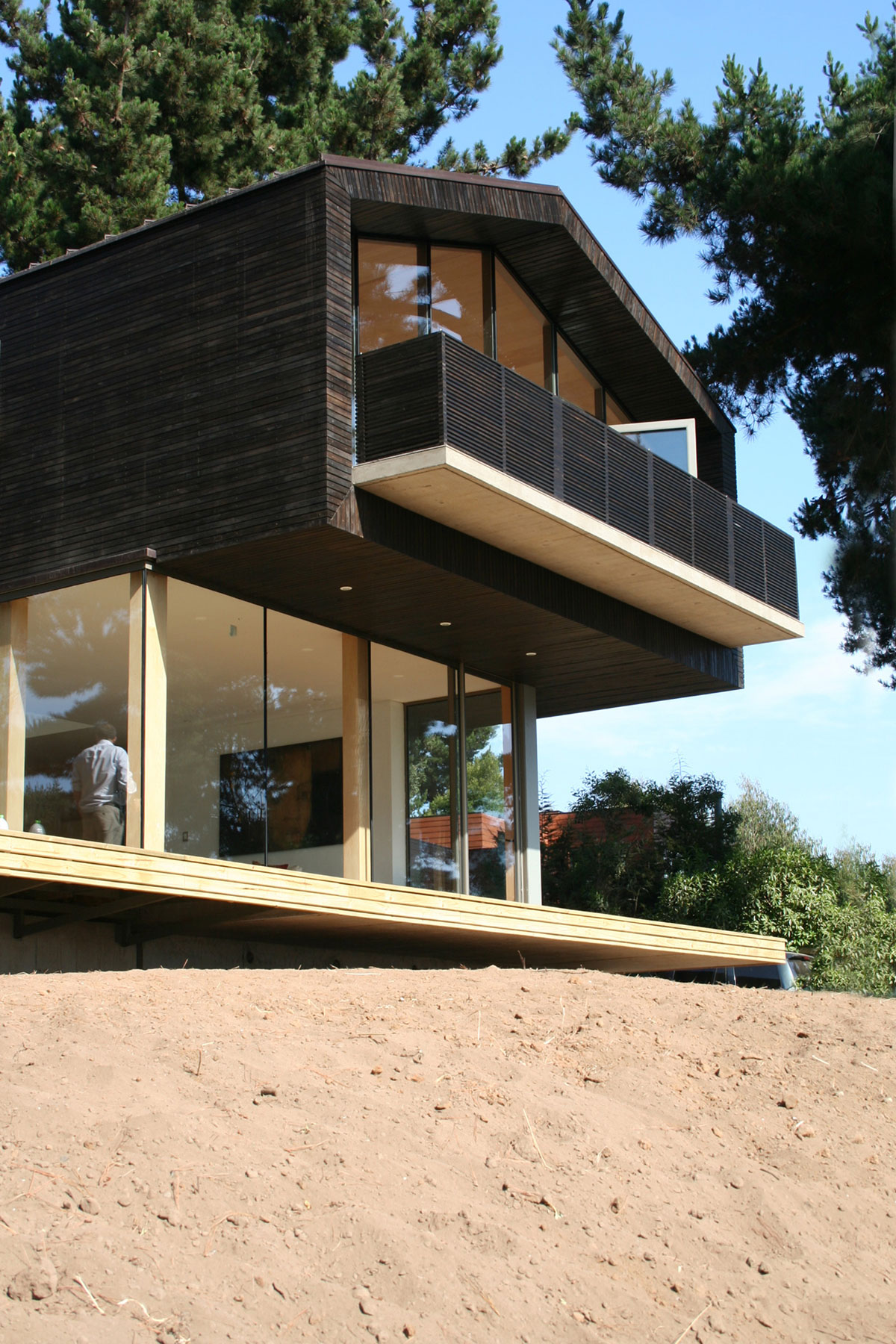 A Spacious and Warm Modern Home Embraced by a Forest of Pines in Zapallar by Raimundo Anguita (2)