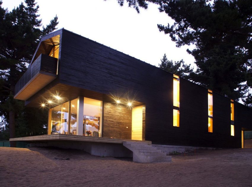 A Spacious and Warm Modern Home Embraced by a Forest of Pines in Zapallar by Raimundo Anguita (9)