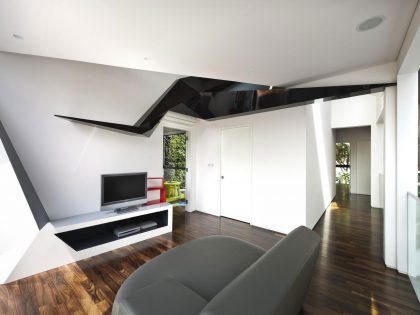 A Spacious and Warm Semi-Detached House with Angular Pitched Canopy in Singapore by A D Lab (13)