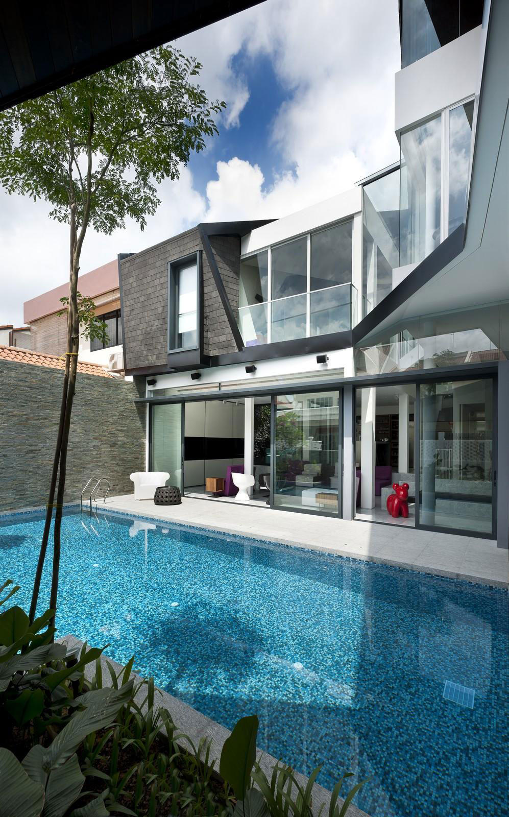 A Spacious and Warm Semi-Detached House with Angular Pitched Canopy in Singapore by A D Lab (7)