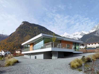 A Spectacular Concrete House Surrounded by Vineyard and Mountain Views of Chamoson by savioz fabrizzi architectes (1)