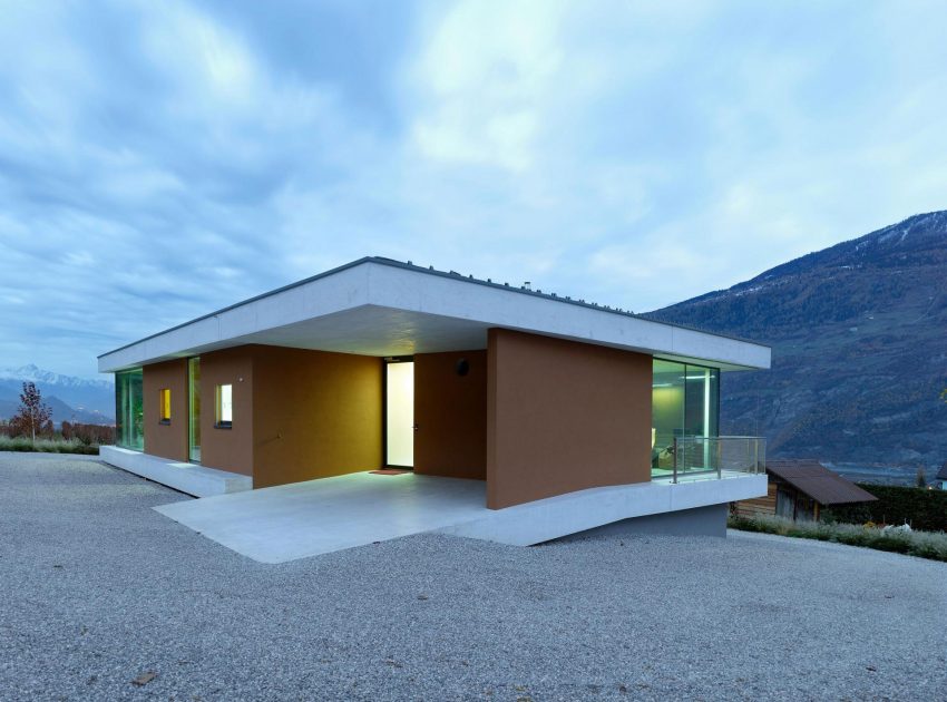 A Spectacular Concrete House Surrounded by Vineyard and Mountain Views of Chamoson by savioz fabrizzi architectes (10)
