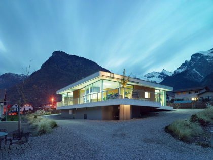 A Spectacular Concrete House Surrounded by Vineyard and Mountain Views of Chamoson by savioz fabrizzi architectes (12)