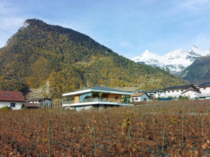 A Spectacular Concrete House Surrounded by Vineyard and Mountain Views of Chamoson by savioz fabrizzi architectes (2)