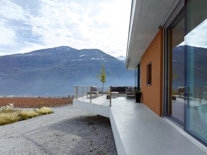 A Spectacular Concrete House Surrounded by Vineyard and Mountain Views of Chamoson by savioz fabrizzi architectes (3)