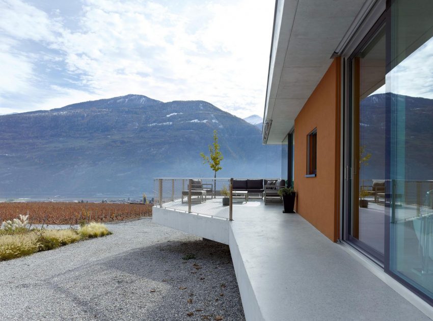 A Spectacular Concrete House Surrounded by Vineyard and Mountain Views of Chamoson by savioz fabrizzi architectes (3)