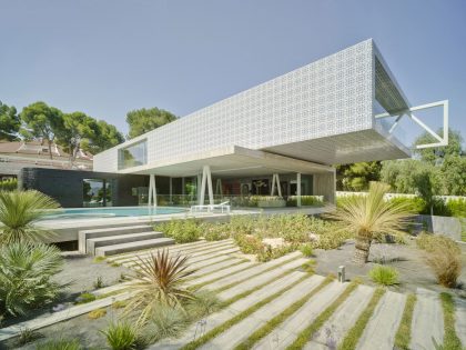 A Spectacular Crossed House with Extreme Concrete Cantilever Over the Pool in Guadalupe