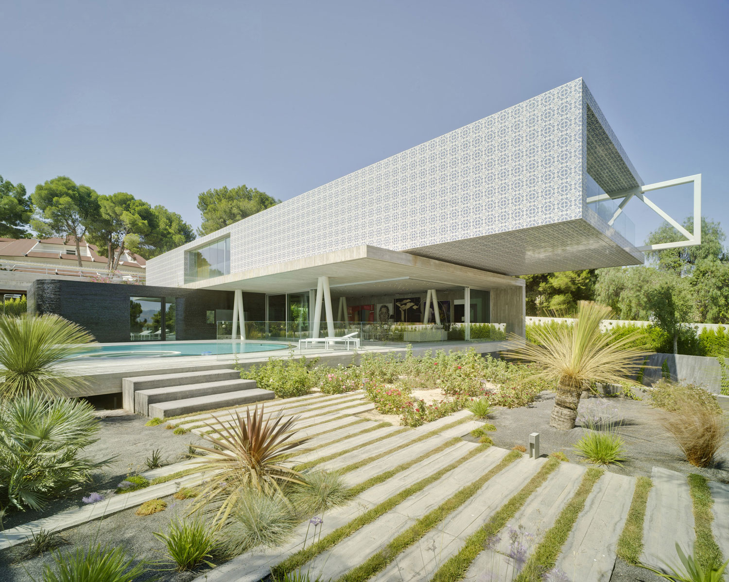 A Spectacular Crossed House with Extreme Concrete Cantilever Over the Pool in Guadalupe by Clavel Arquitectos (1)