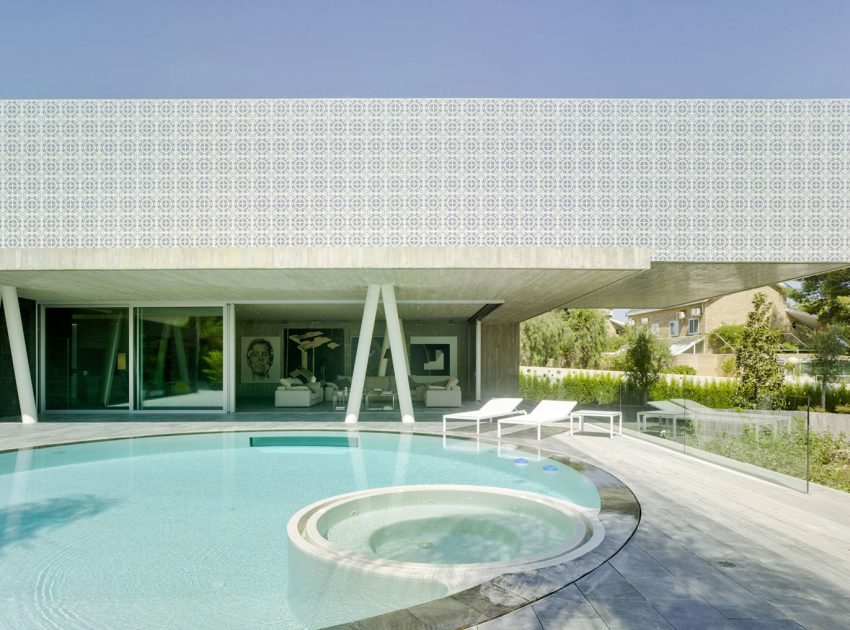 A Spectacular Crossed House with Extreme Concrete Cantilever Over the Pool in Guadalupe by Clavel Arquitectos (2)