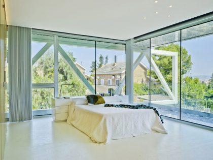 A Spectacular Crossed House with Extreme Concrete Cantilever Over the Pool in Guadalupe by Clavel Arquitectos (4)