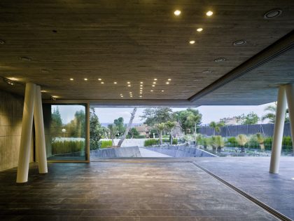 A Spectacular Crossed House with Extreme Concrete Cantilever Over the Pool in Guadalupe by Clavel Arquitectos (6)
