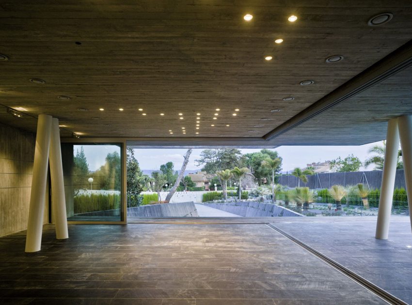 A Spectacular Crossed House with Extreme Concrete Cantilever Over the Pool in Guadalupe by Clavel Arquitectos (6)