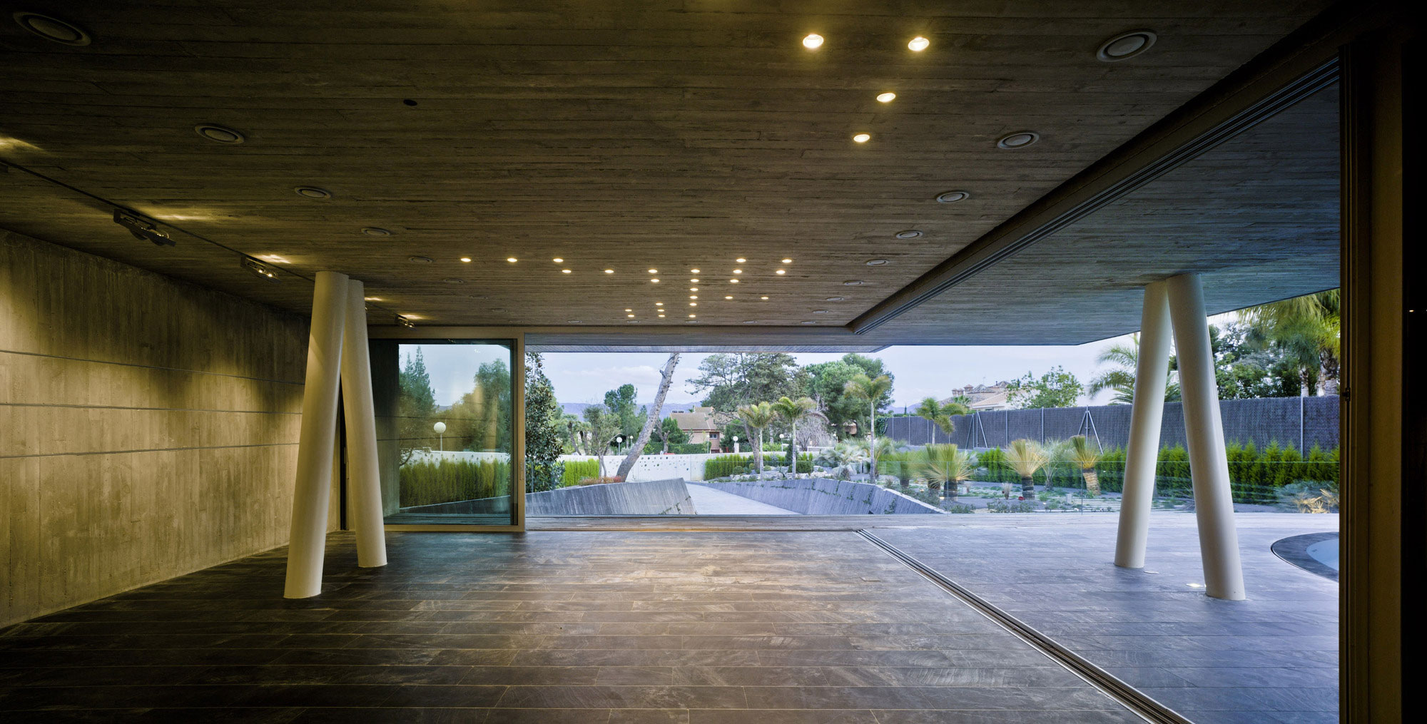 A Spectacular Crossed House with Extreme Concrete Cantilever Over the Pool in Guadalupe by Clavel Arquitectos (6)