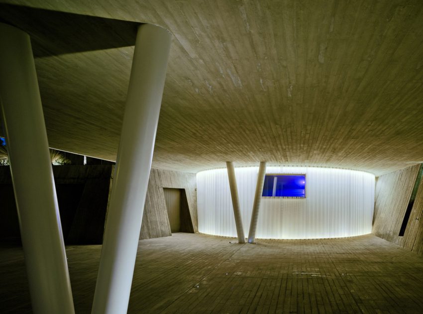 A Spectacular Crossed House with Extreme Concrete Cantilever Over the Pool in Guadalupe by Clavel Arquitectos (7)