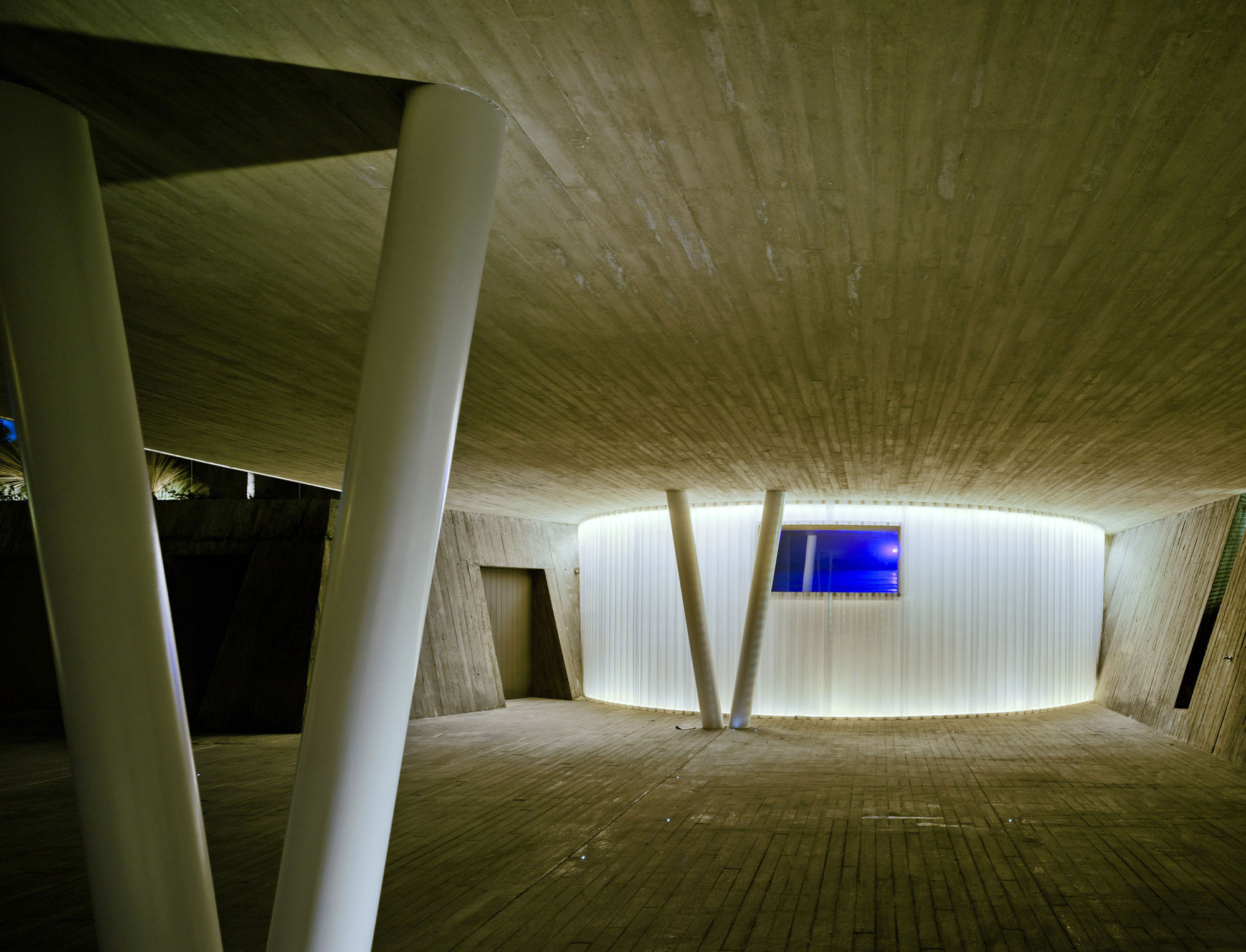 A Spectacular Crossed House with Extreme Concrete Cantilever Over the Pool in Guadalupe by Clavel Arquitectos (7)