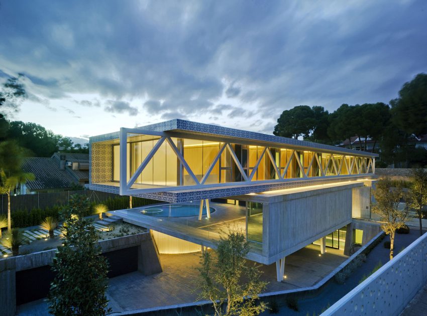 A Spectacular Crossed House with Extreme Concrete Cantilever Over the Pool in Guadalupe by Clavel Arquitectos (8)