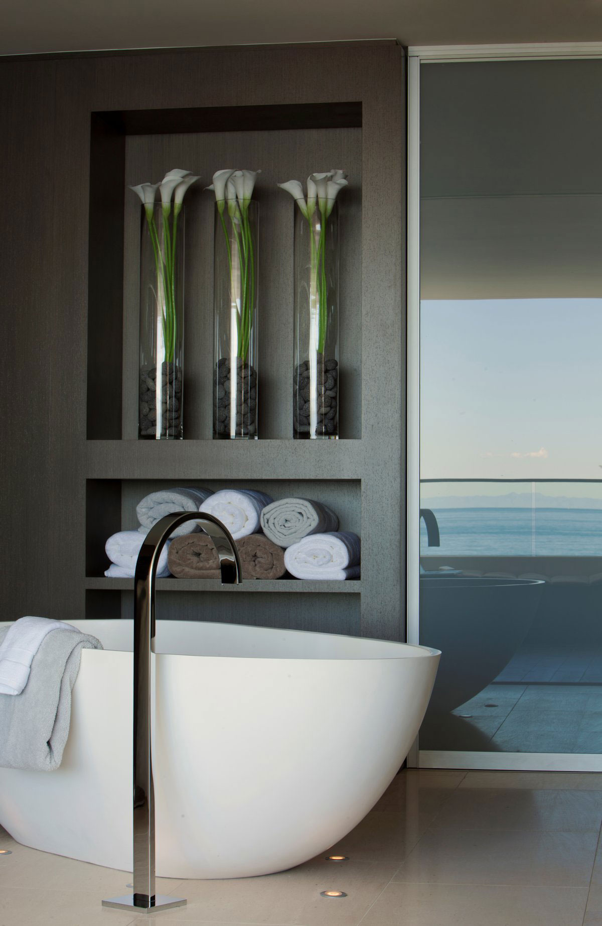 A Spectacular Family Beach Home Overlooking the Pacific Ocean in Laguna Beach by Horst Architects & Aria Design (15)