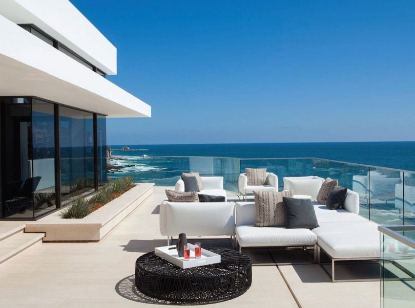 A Spectacular Family Beach Home Overlooking the Pacific Ocean in Laguna Beach by Horst Architects & Aria Design (2)