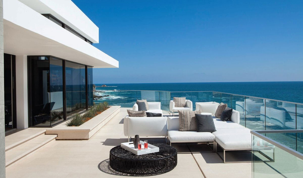 A Spectacular Family Beach Home Overlooking the Pacific Ocean in Laguna Beach by Horst Architects & Aria Design (2)