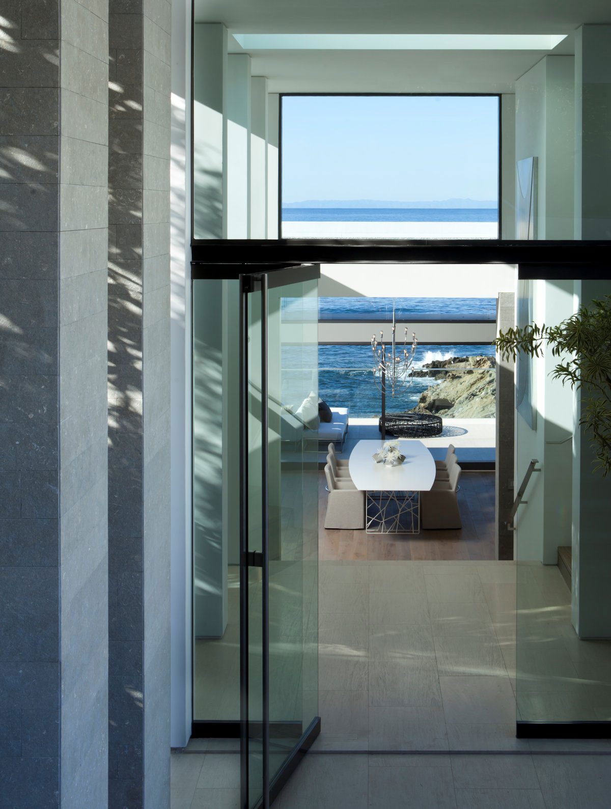 A Spectacular Family Beach Home Overlooking the Pacific Ocean in Laguna Beach by Horst Architects & Aria Design (4)