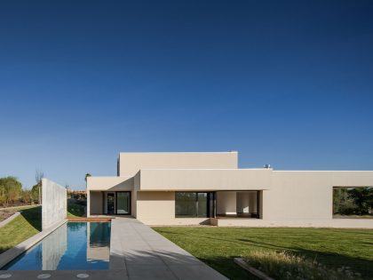 A Spectacular Modern House Surrounded by the Beautiful Landscape of Sintra, Portugal by Estúdio Urbano (1)