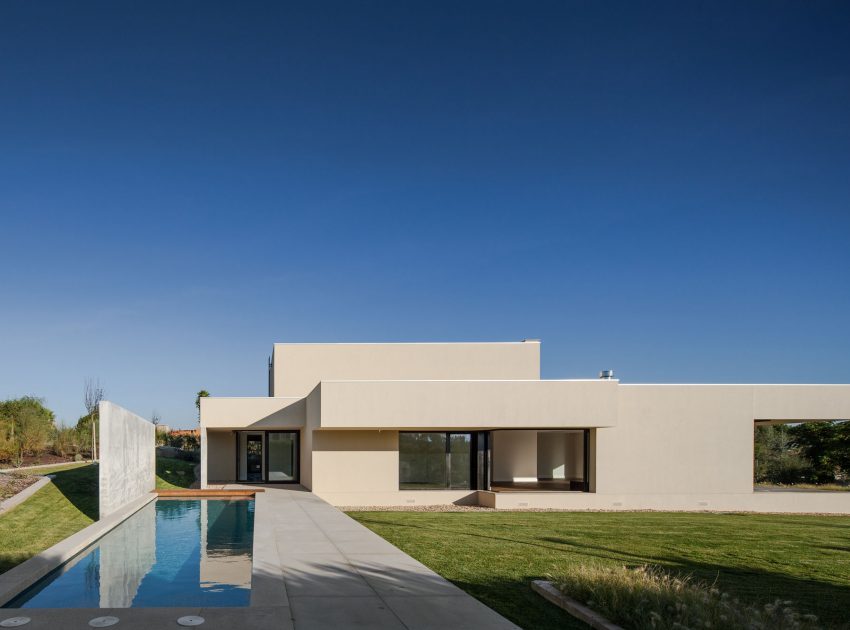 A Spectacular Modern House Surrounded by the Beautiful Landscape of Sintra, Portugal by Estúdio Urbano (1)