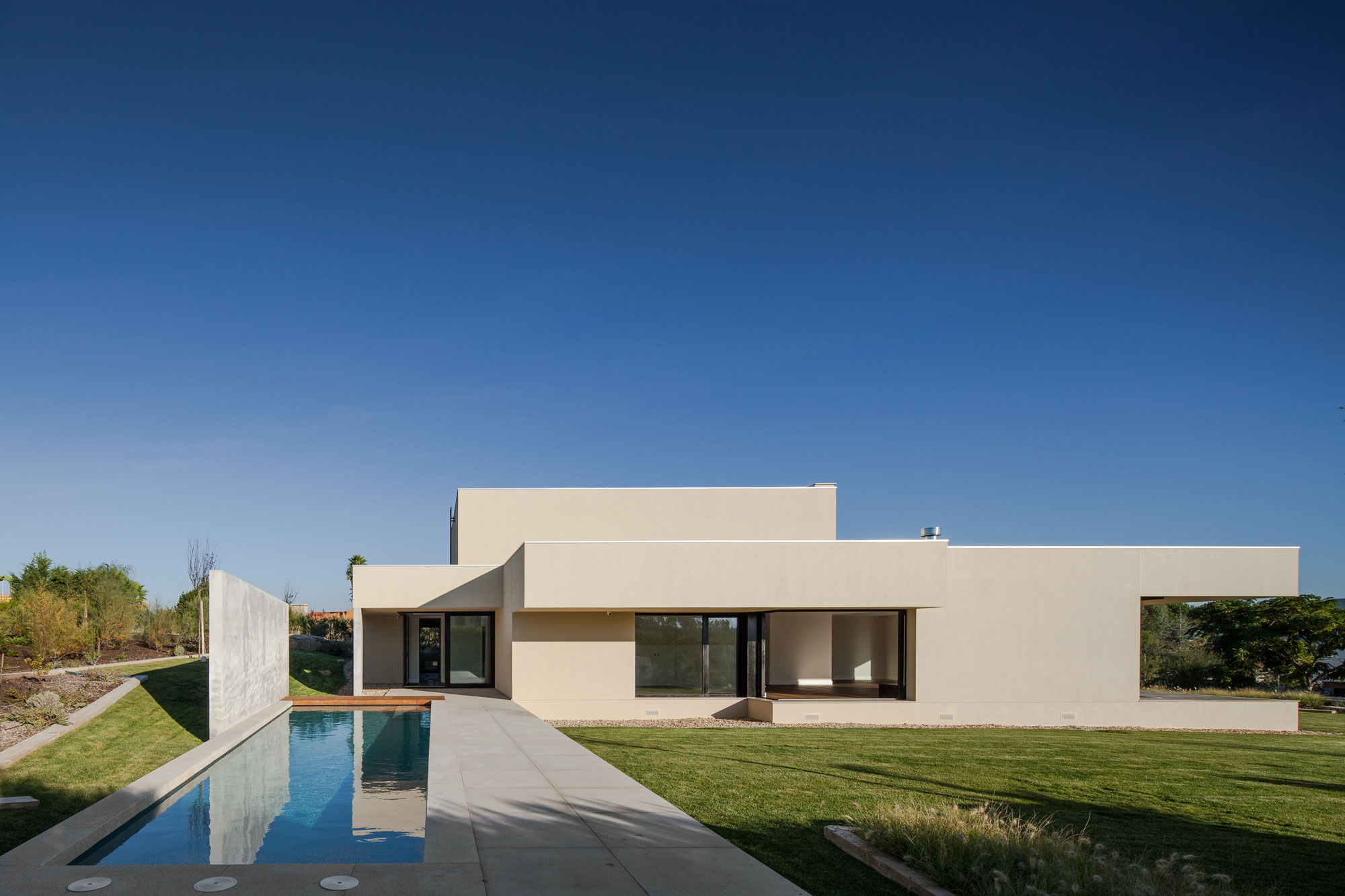 A Spectacular Modern House Surrounded by the Beautiful Landscape of Sintra, Portugal by Estúdio Urbano (1)