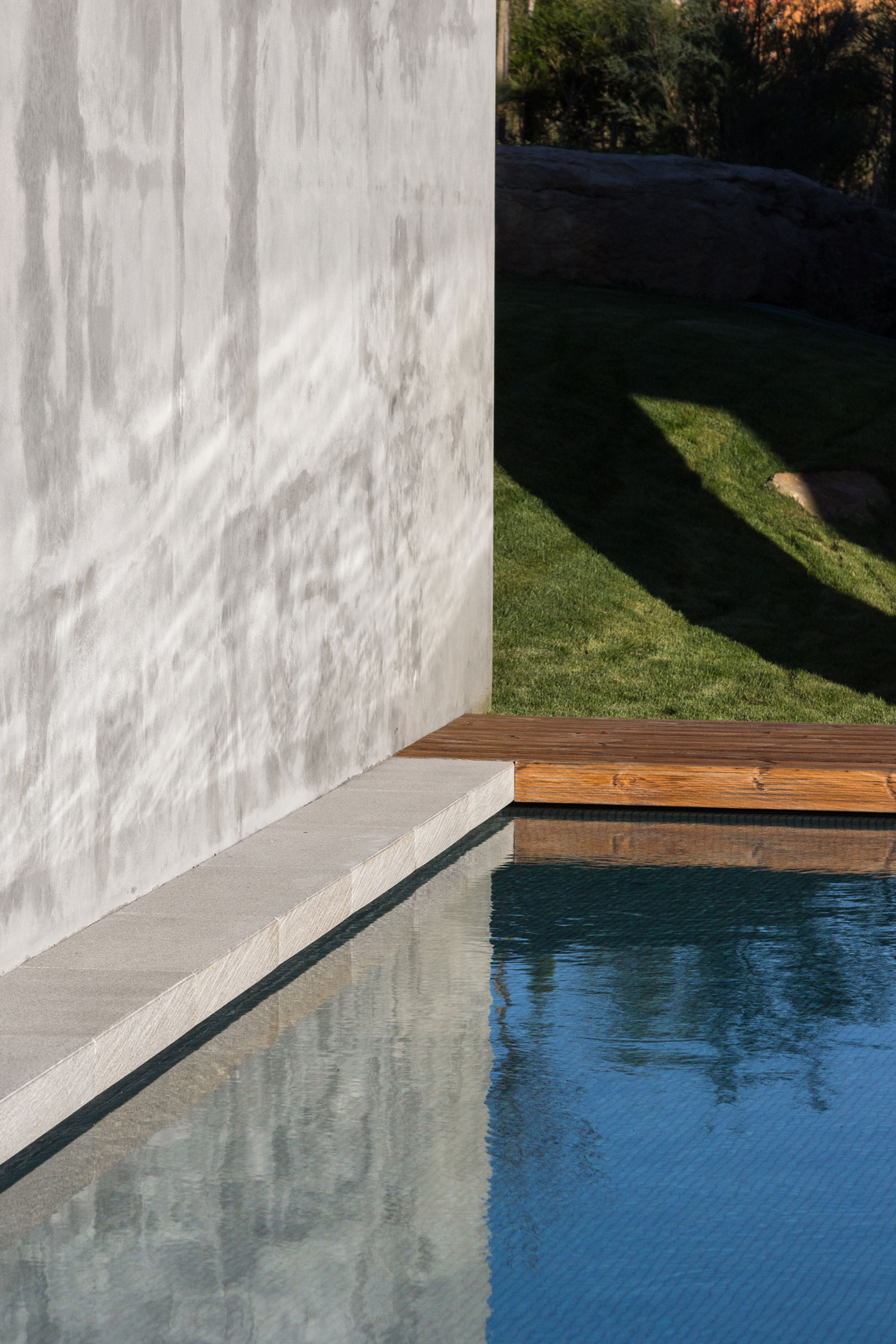 A Spectacular Modern House Surrounded by the Beautiful Landscape of Sintra, Portugal by Estúdio Urbano (10)