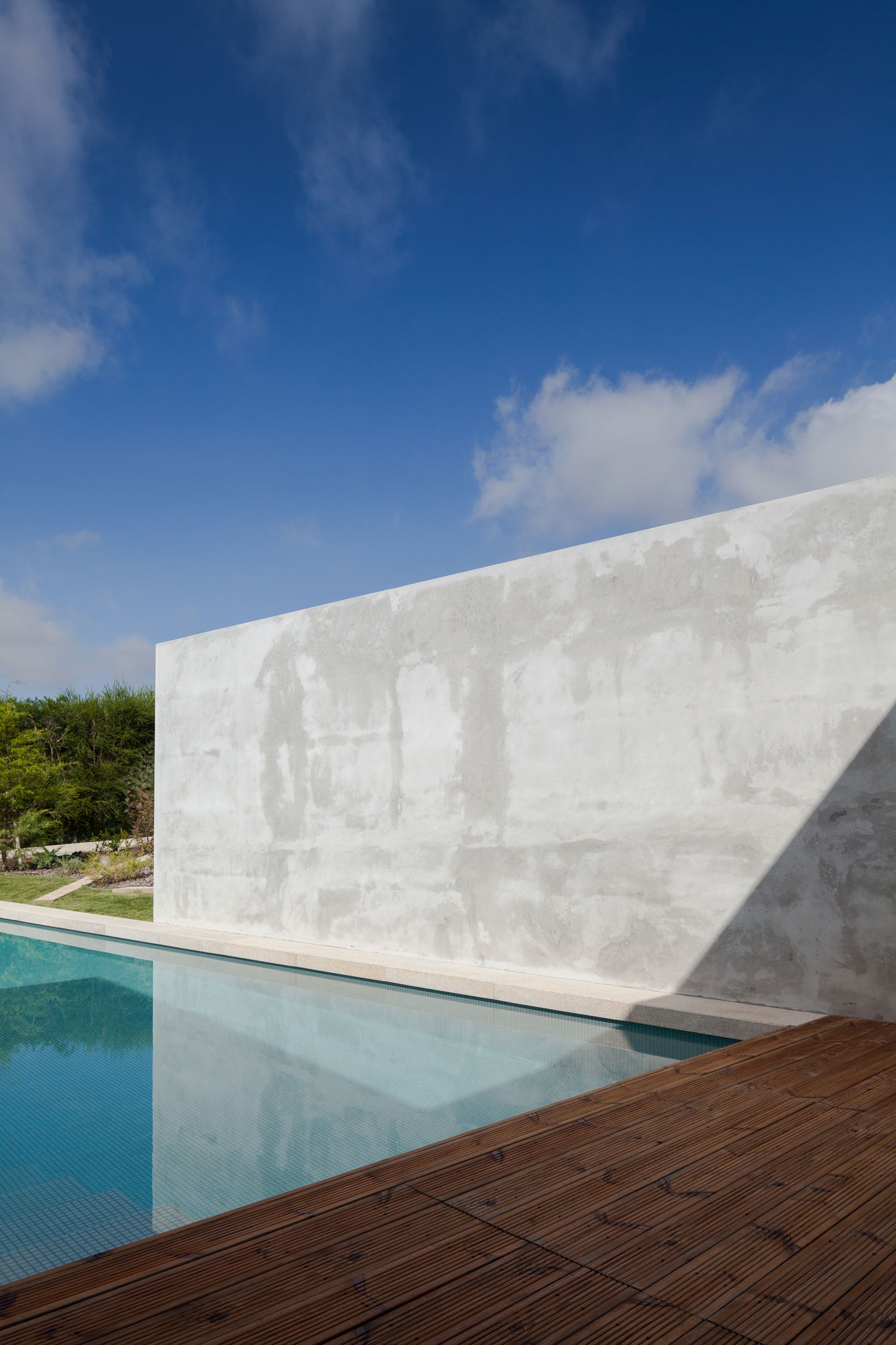 A Spectacular Modern House Surrounded by the Beautiful Landscape of Sintra, Portugal by Estúdio Urbano (11)