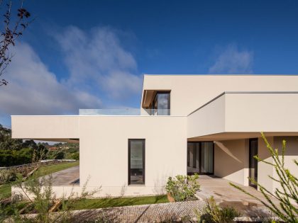 A Spectacular Modern House Surrounded by the Beautiful Landscape of Sintra, Portugal by Estúdio Urbano (12)